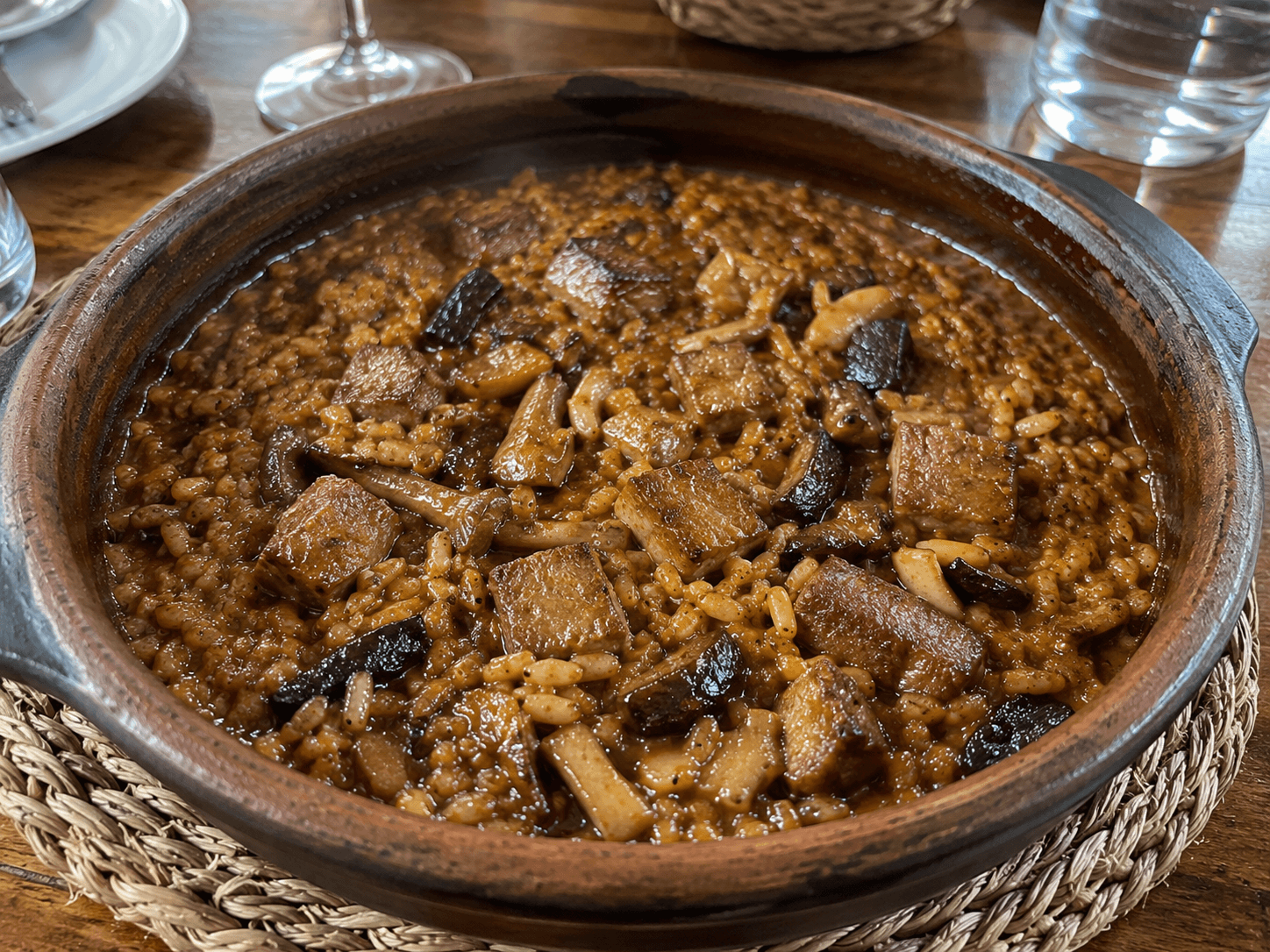 Arroz Meloso de Secreto Ibérico y Setas de Temporada (La Tradición de la Montaña)