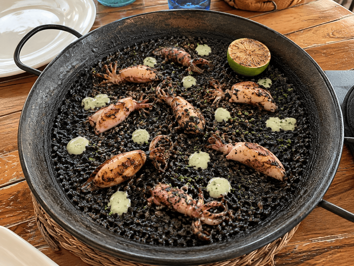 Arroz Negro de Chipirones con Alioli de Lima y Coco (El Giro Tropical)