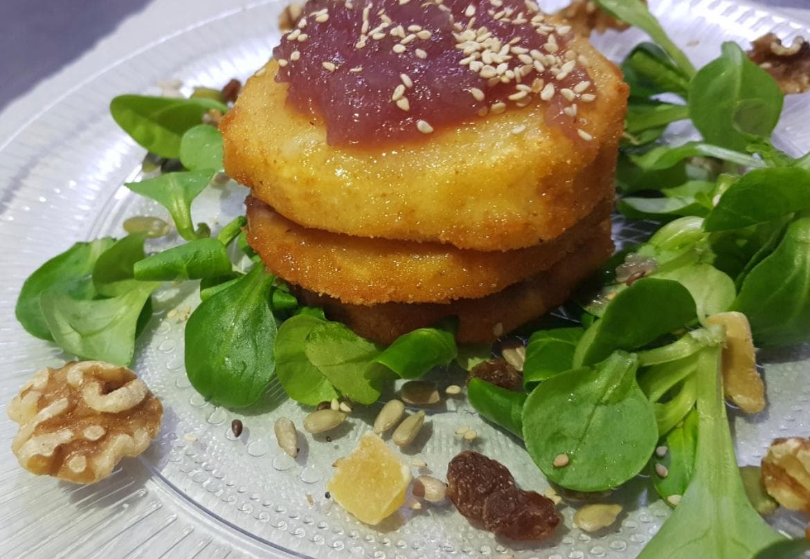 Queso cabra frito con mermelada de cebolla morada y frutos secos